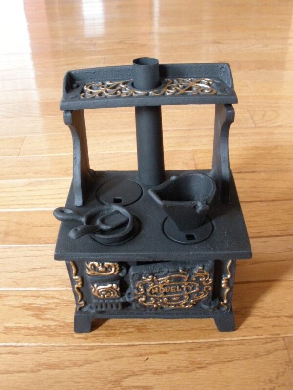 Antique NOVELTY TOY STOVE - Cast Iron - Image 3