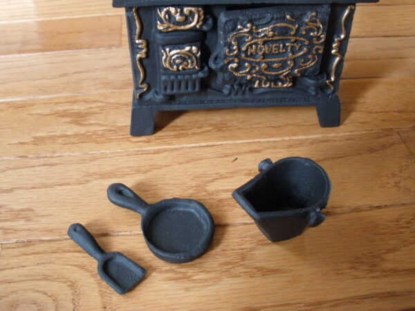 Antique NOVELTY TOY STOVE - Cast Iron - Image 12