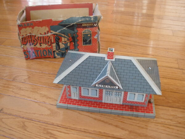 1950s MARX WHISTLING GIRARD TRAIN STATION No. 2960 & ORGINAL BOX - Image 4