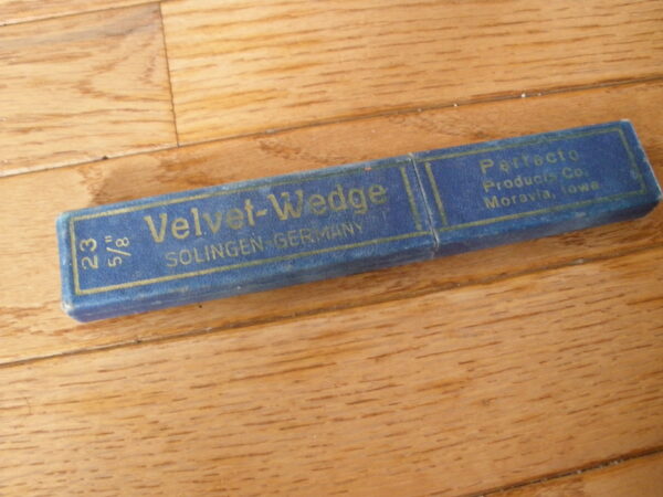VINTAGE VELVET WEDGE BRAND STRAIGHT RAZOR CASE - Image 2