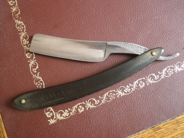 Vintage WADE & BUTCHER STRAIGHT RAZOR - 3/4 inch blade