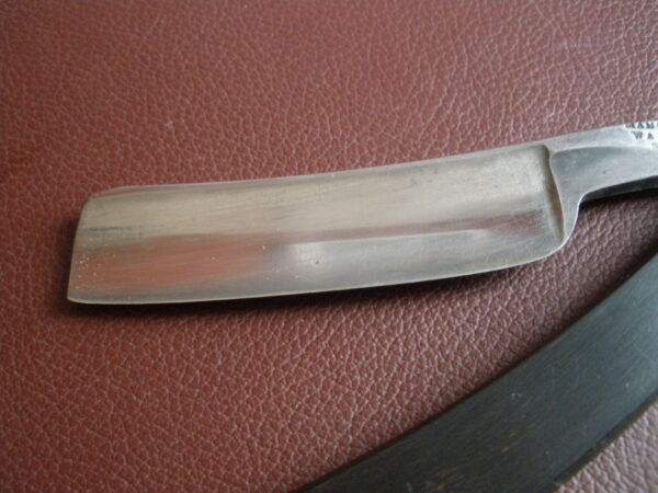 Vintage WADE & BUTCHER STRAIGHT RAZOR - 3/4 inch blade - Image 2