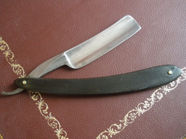 Vintage WADE & BUTCHER STRAIGHT RAZOR - 3/4 inch blade - Image 4