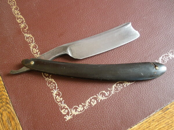 1800s QUEEN VICTORIA ERA STRAIGHT EDGE RAZOR - 7/8 inch Blade
