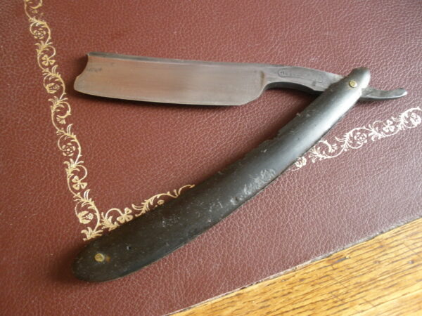 1800s QUEEN VICTORIA ERA STRAIGHT EDGE RAZOR - 7/8 inch Blade - Image 3