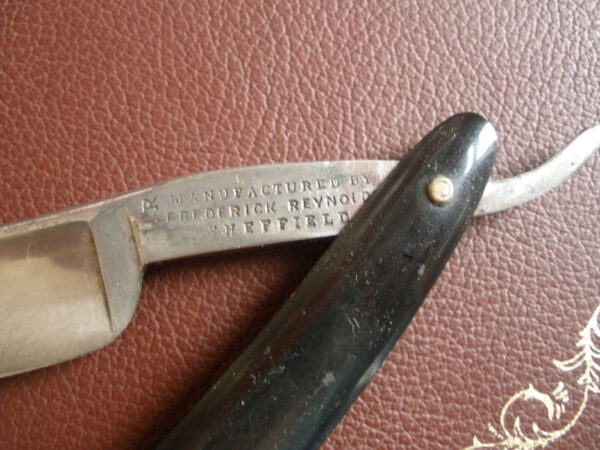 Vintage FREDERICK REYNOLDS STRAIGHT EDGE RAZOR - Sheffield, England - Image 2