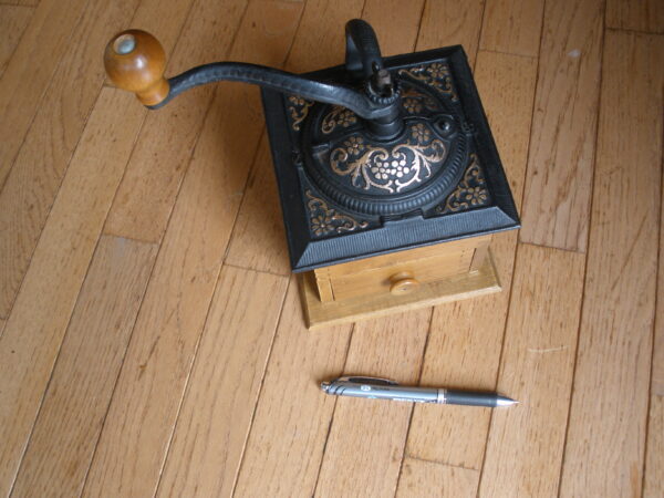 Vintage Coffee Grinder - Dovetail Corners - Metal Top - Original - Image 11