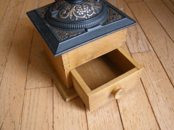 Vintage Coffee Grinder - Dovetail Corners - Metal Top - Original - Image 3