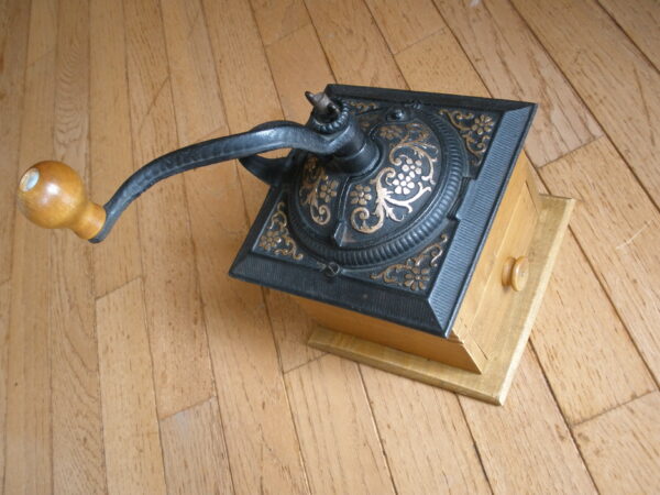 Vintage Coffee Grinder - Dovetail Corners - Metal Top - Original - Image 4