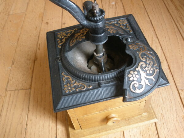 Vintage Coffee Grinder - Dovetail Corners - Metal Top - Original - Image 6