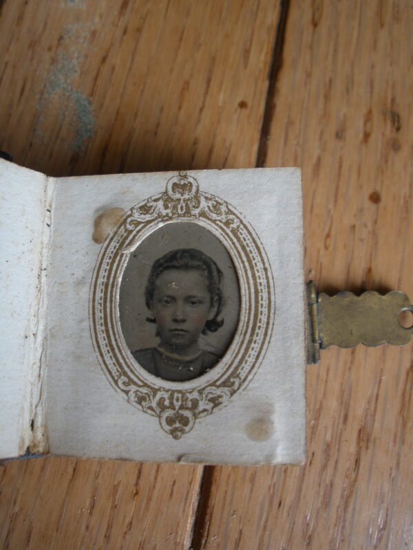 Late 1800s GEM SIZE TIN TYPE PHOTOGRAPH - 21 Different Portraits - Image 3