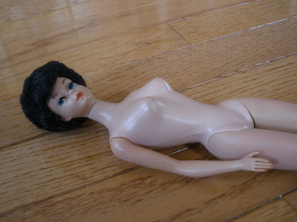 RARE 1961 BRUNETTE BARBIE BUBBLE CUT DOLL Model #850 - Original Outfit - Image 8