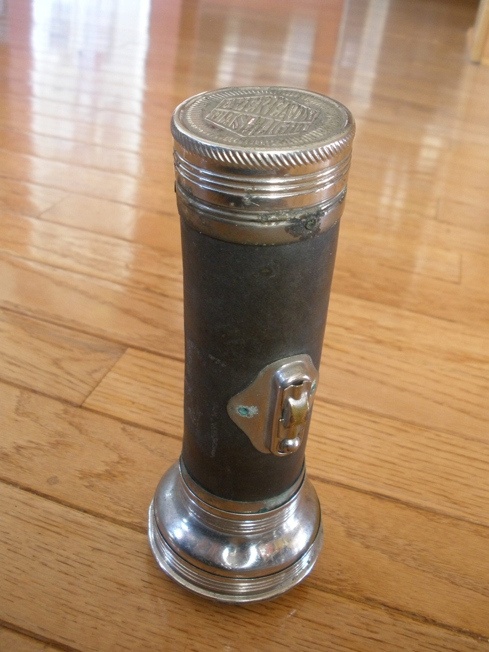 Eveready Daylo “Walleye" Lens Antique Flashlight - Image 4
