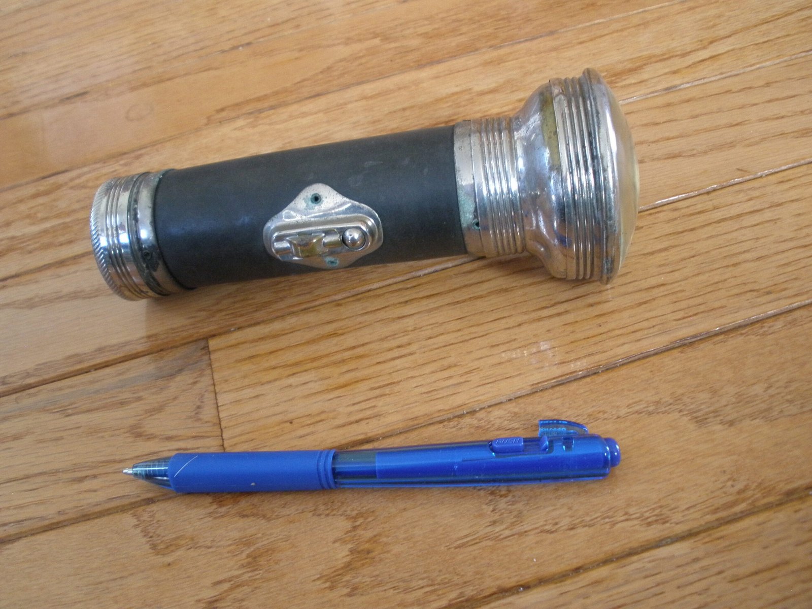 Eveready Daylo “Walleye" Lens Antique Flashlight - Image 5