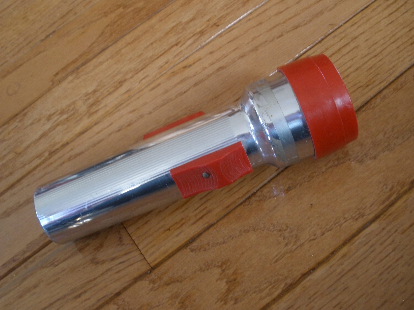 1970s MAGNETIC ALUMINUM FLASHLIGHT