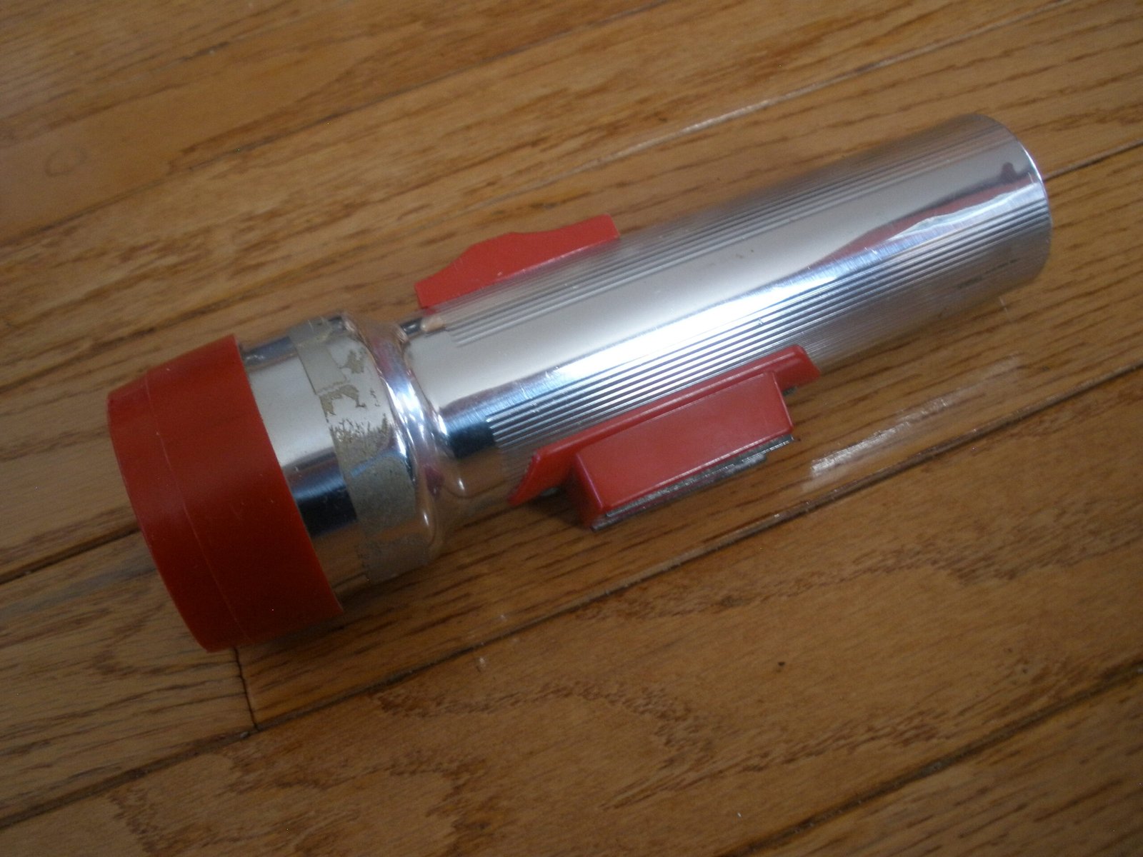 1970s MAGNETIC ALUMINUM FLASHLIGHT - Image 2