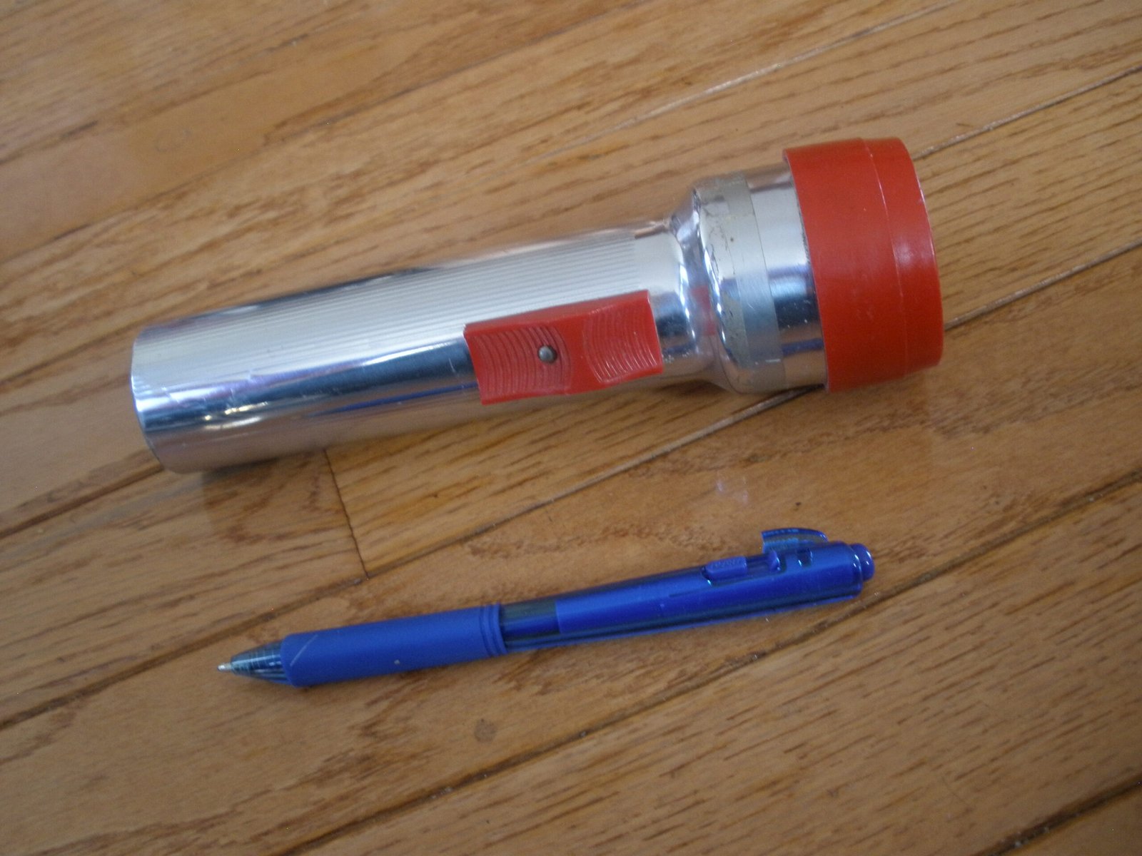 1970s MAGNETIC ALUMINUM FLASHLIGHT - Image 5