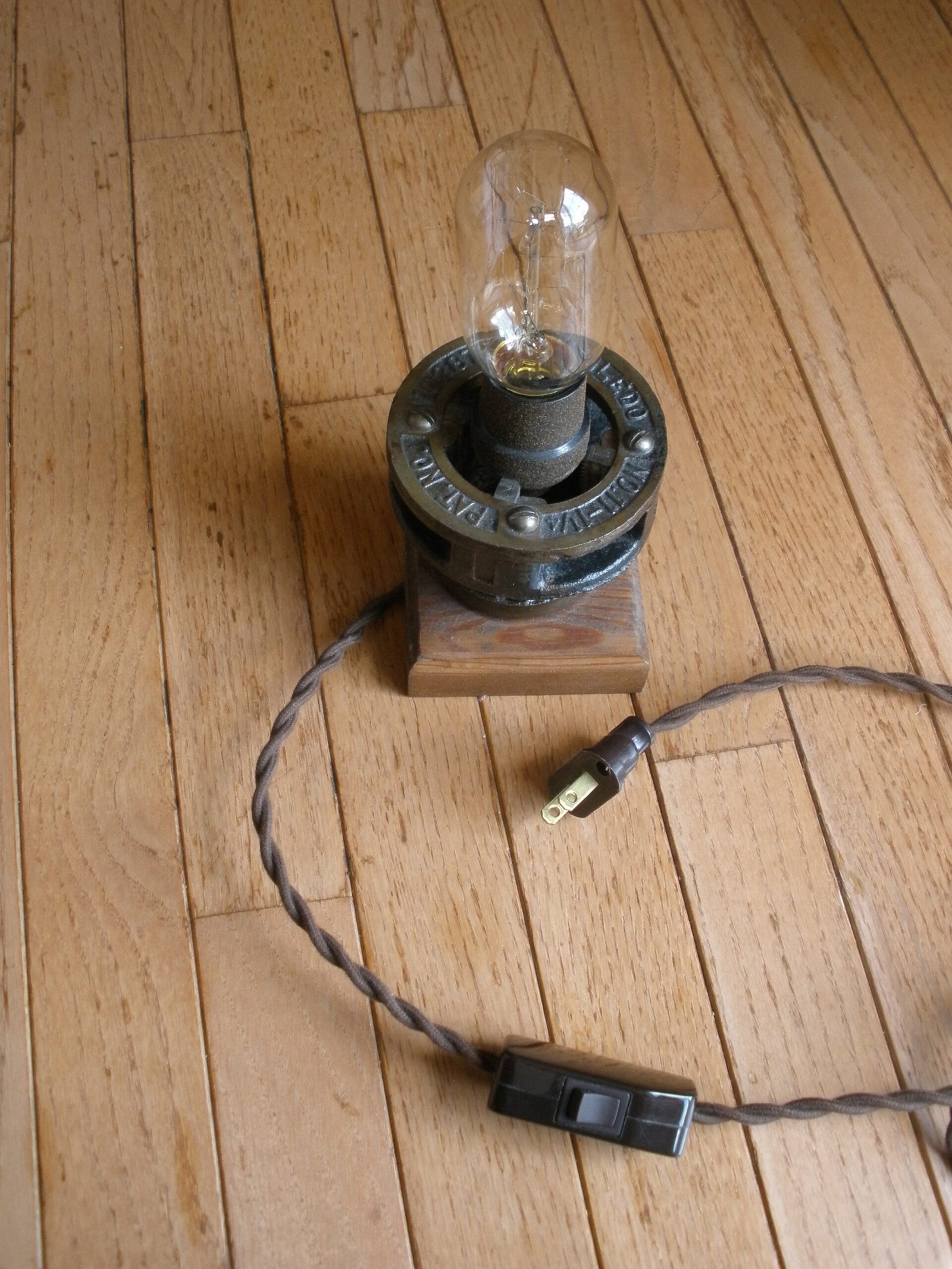 EDISON BULB TOLEDO DIE HEAD DESK LAMP - Steampunk Style Lamp - Image 11