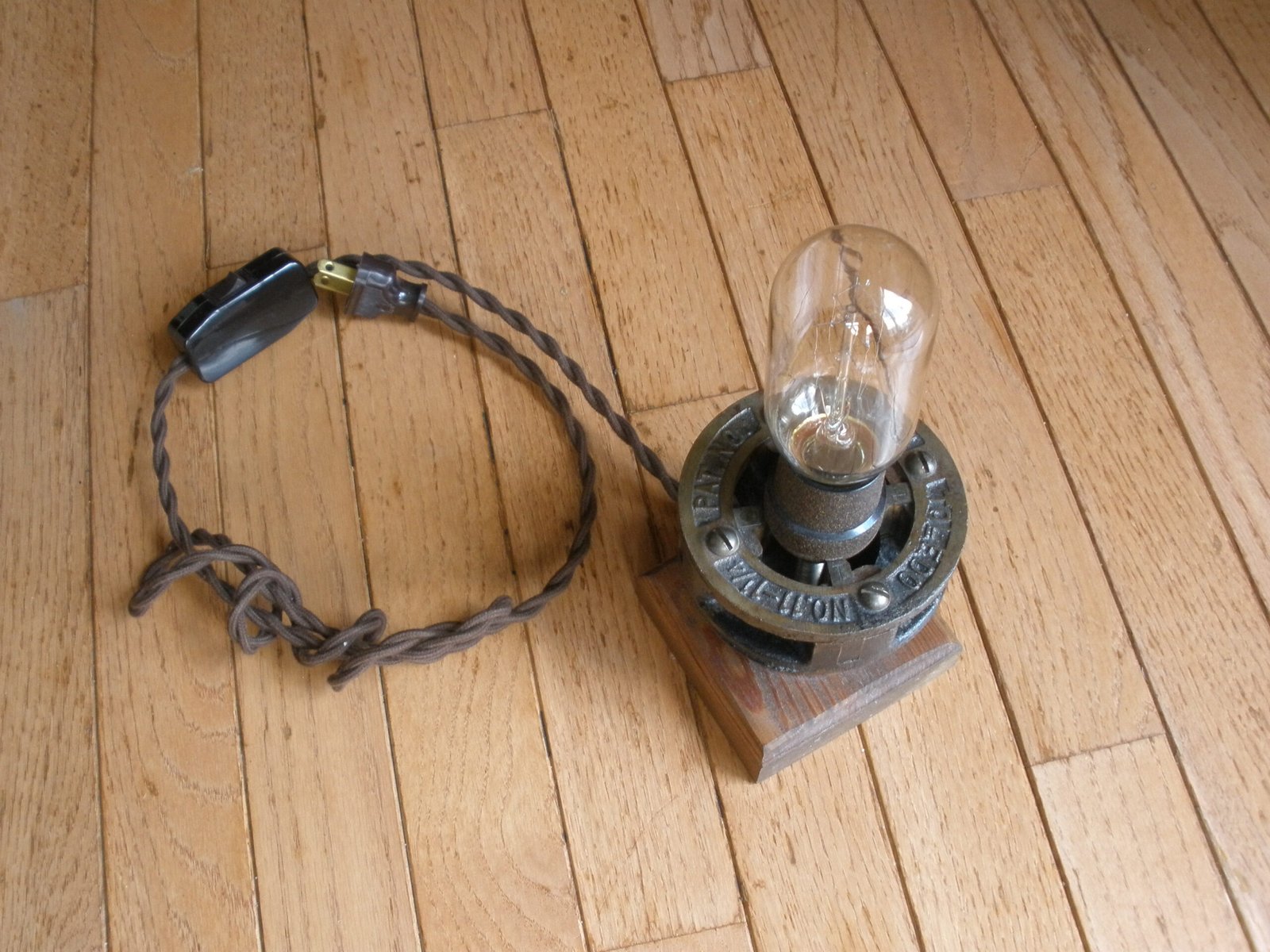 EDISON BULB TOLEDO DIE HEAD DESK LAMP - Steampunk Style Lamp - Image 4