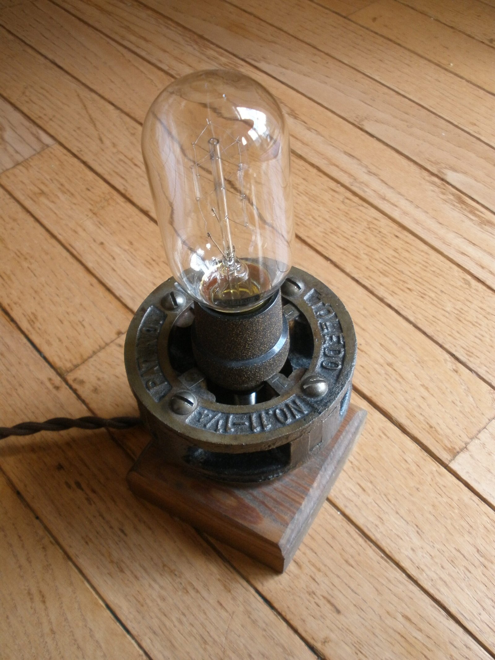 EDISON BULB TOLEDO DIE HEAD DESK LAMP - Steampunk Style Lamp - Image 9
