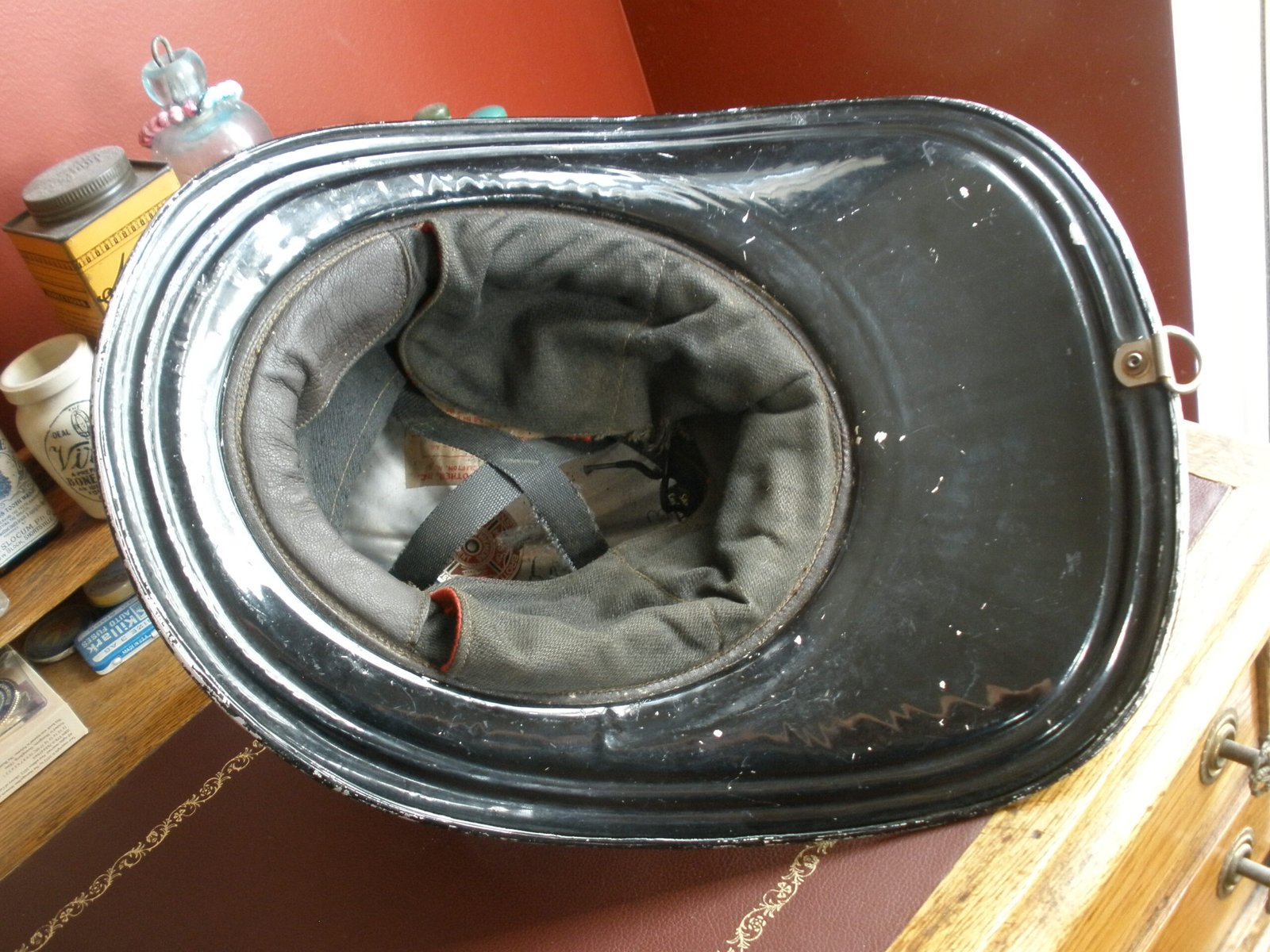 1950s CAIRNS & BROTHER Model 350 FIREFIGHTER HELMET & LEATHER SHIELD - Image 10