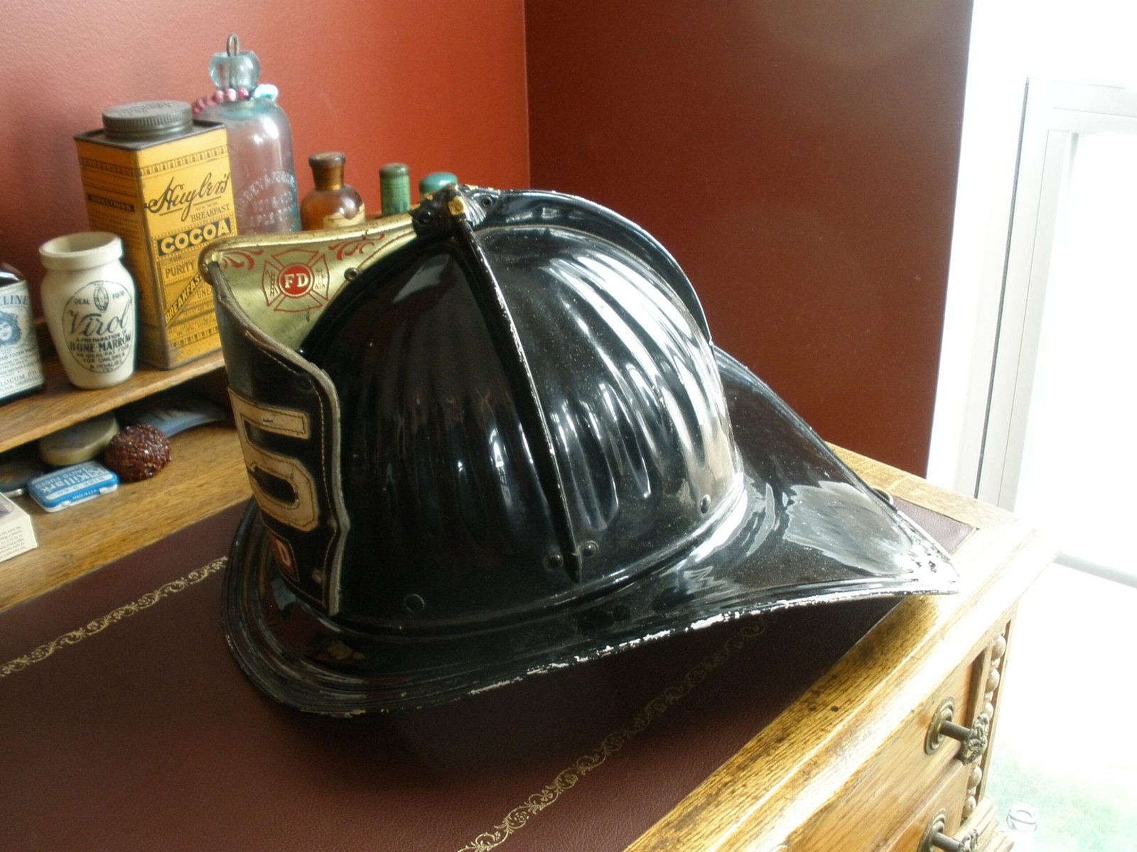 1950s CAIRNS & BROTHER Model 350 FIREFIGHTER HELMET & LEATHER SHIELD - Image 11