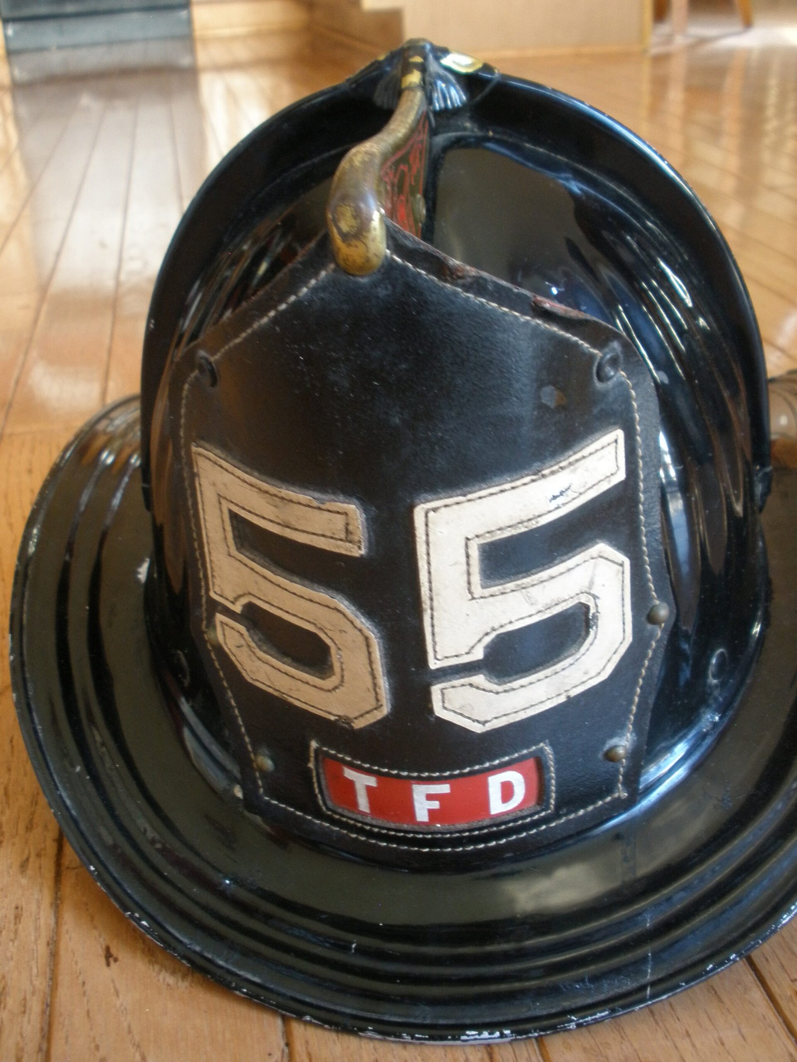 1950s CAIRNS & BROTHER Model 350 FIREFIGHTER HELMET & LEATHER SHIELD - Image 3