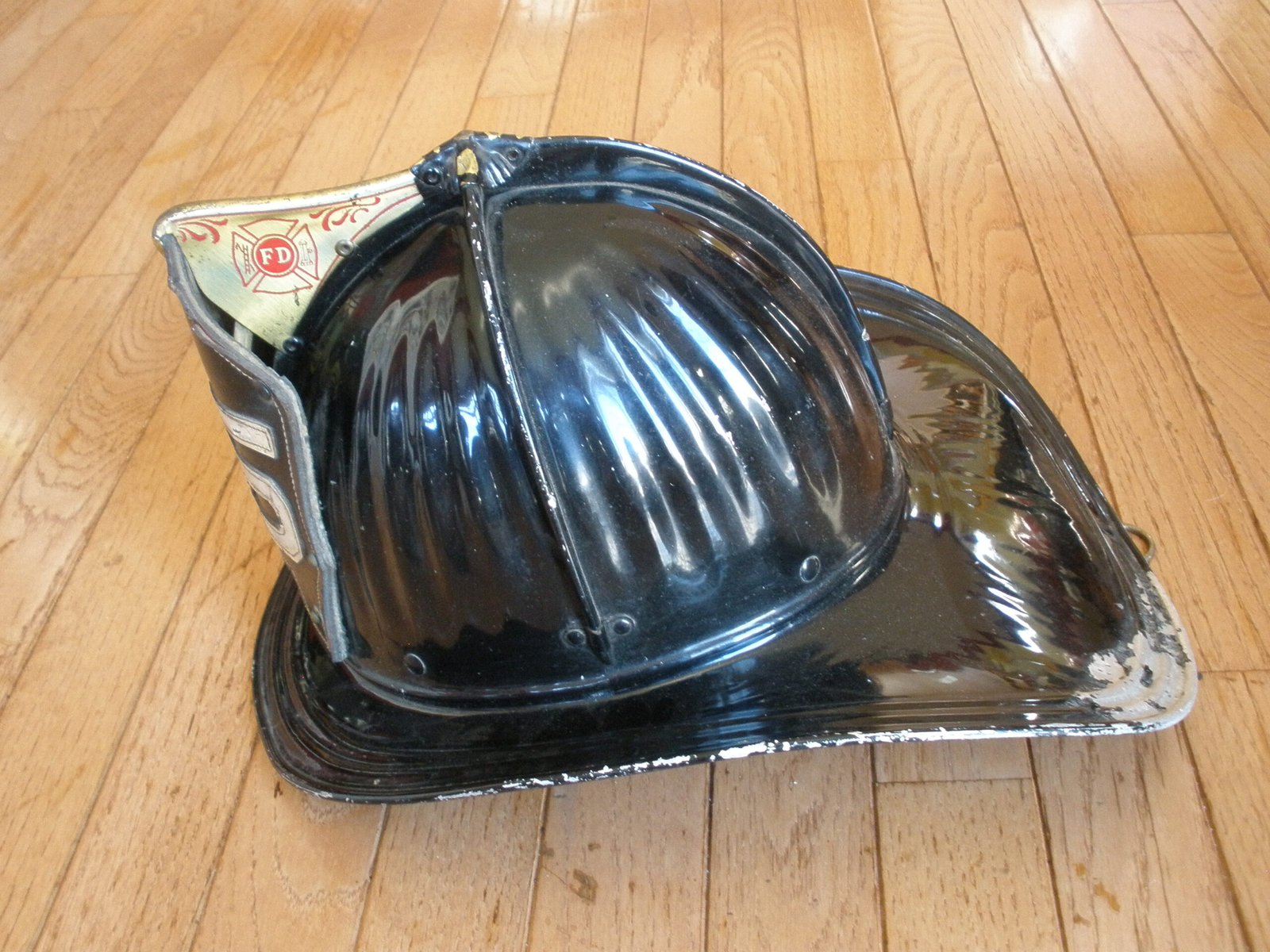 1950s CAIRNS & BROTHER Model 350 FIREFIGHTER HELMET & LEATHER SHIELD - Image 4