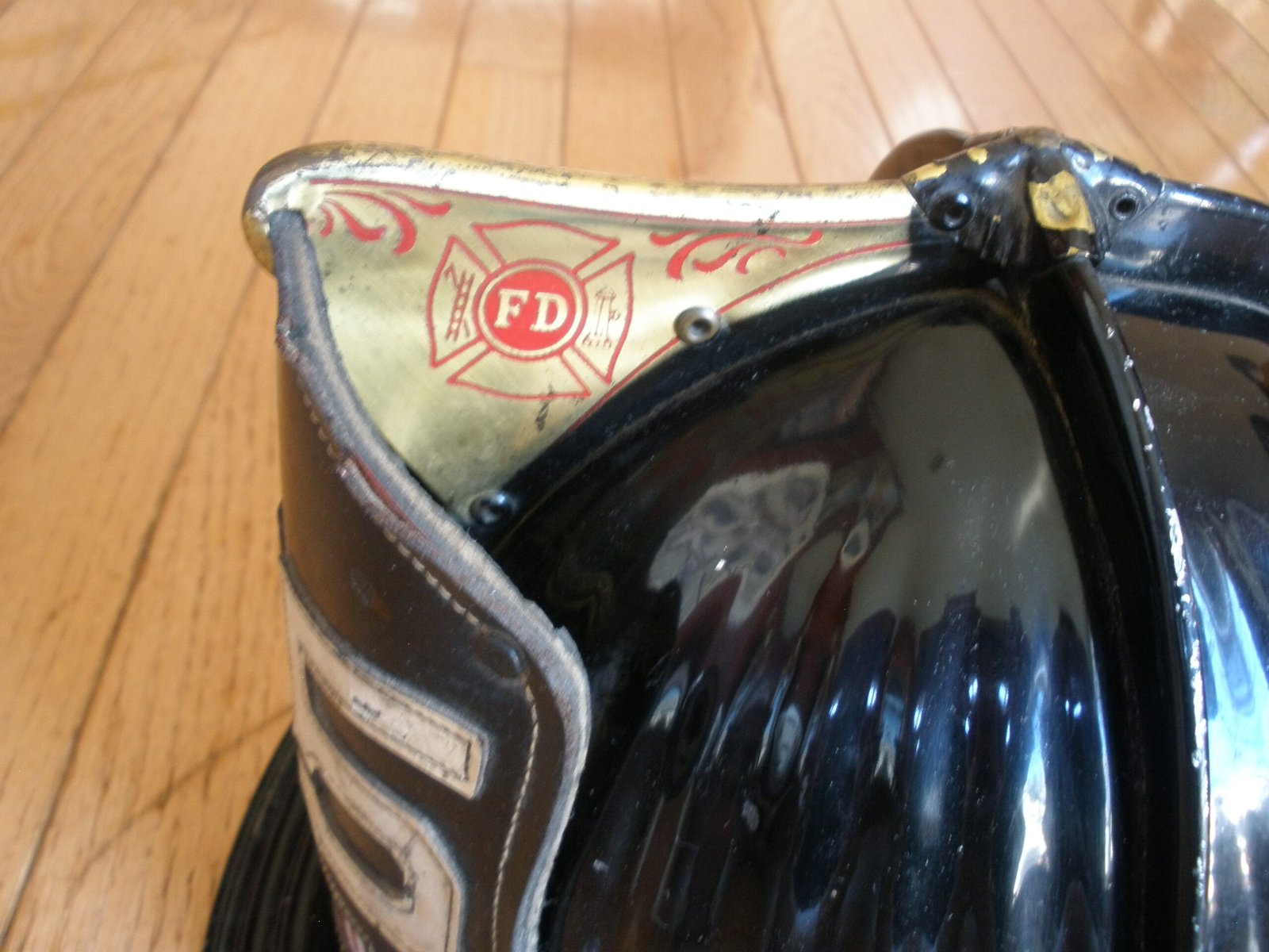 1950s CAIRNS & BROTHER Model 350 FIREFIGHTER HELMET & LEATHER SHIELD - Image 5