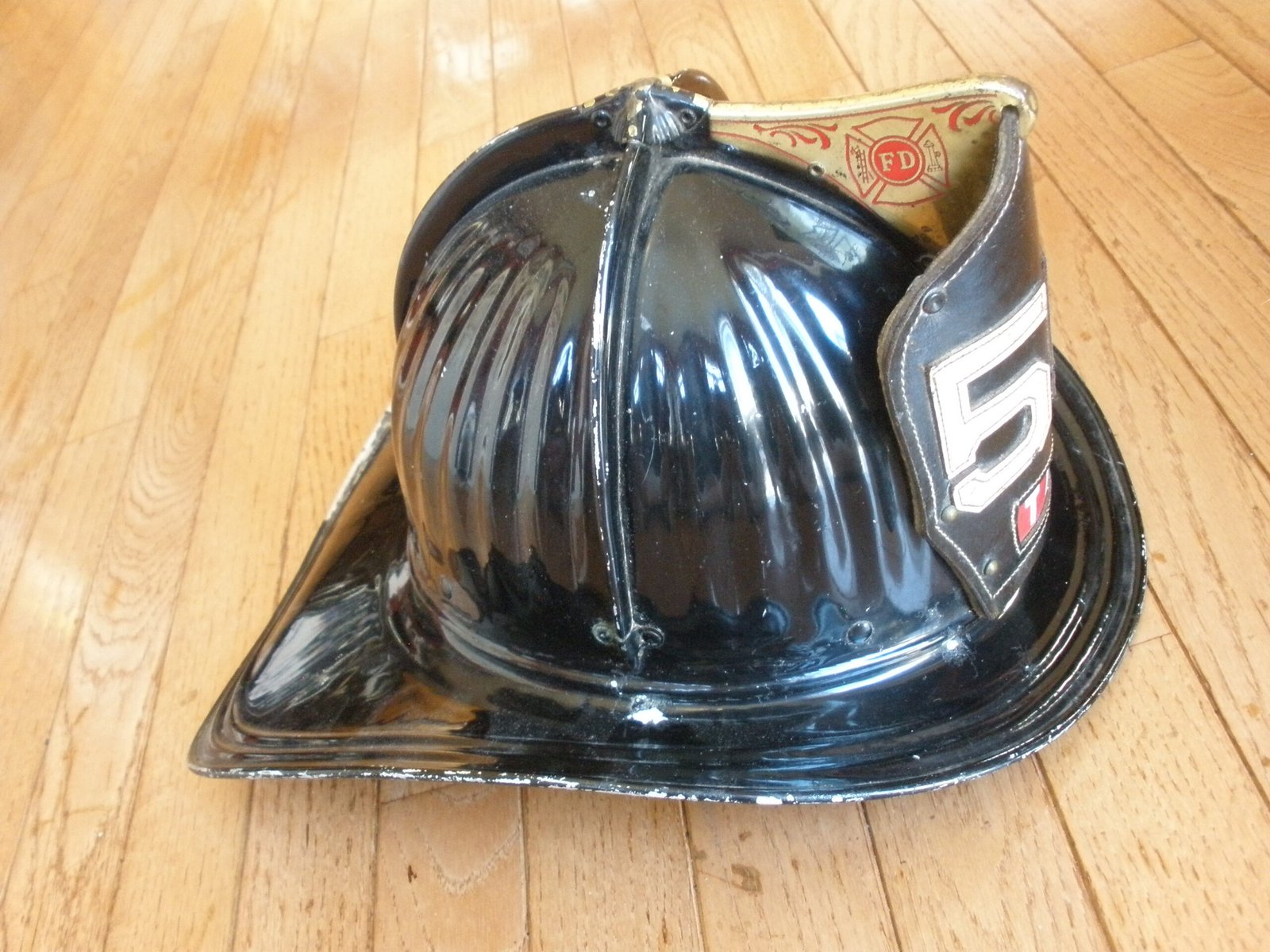 1950s CAIRNS & BROTHER Model 350 FIREFIGHTER HELMET & LEATHER SHIELD - Image 9